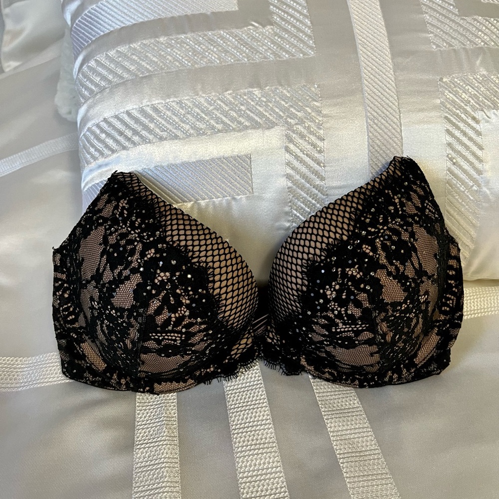 Victoria’s Secret Very Sexy Push Up bra rhinestones lace bling 32D